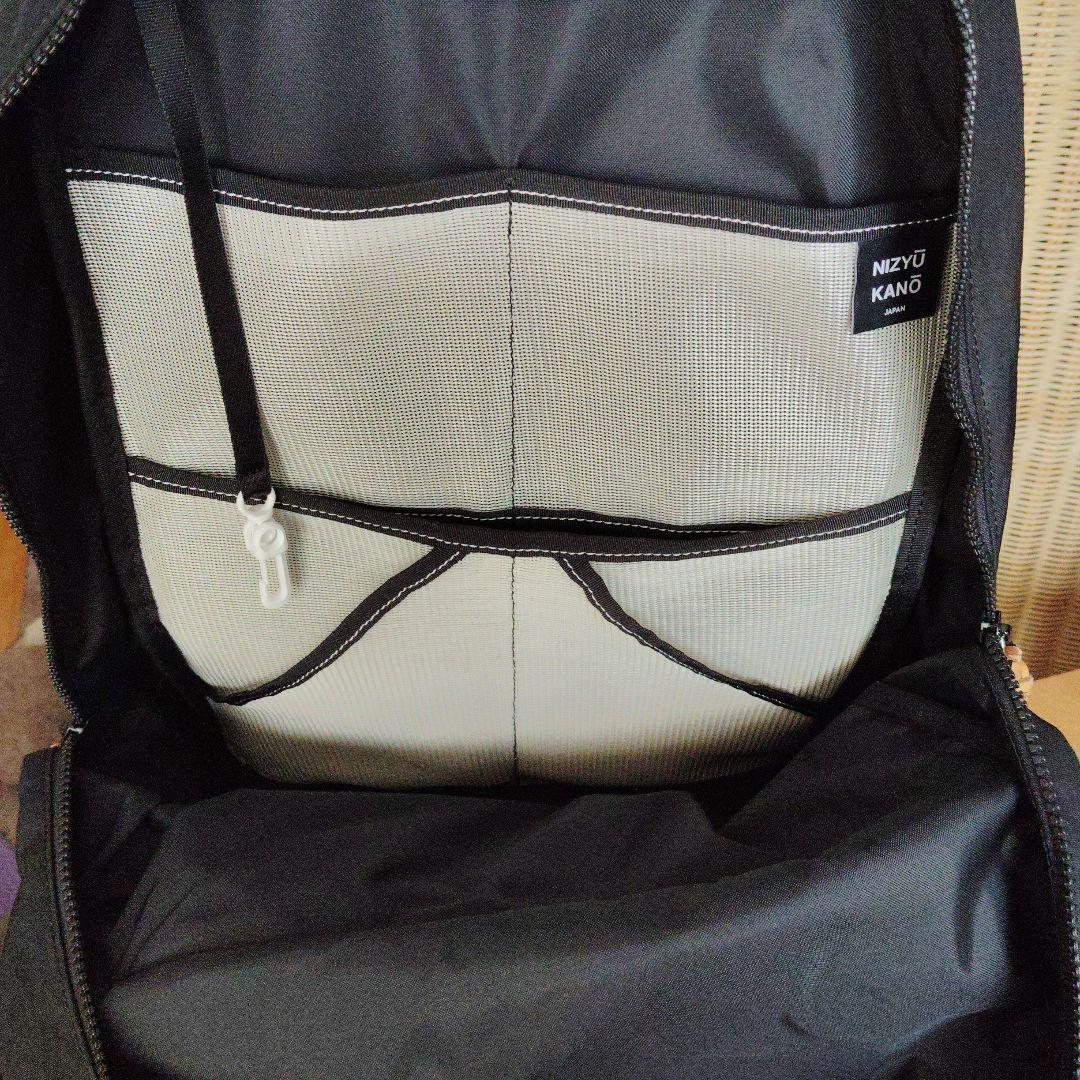 NIZYU KANOニジュウカノウブラックリュック A4サイズ対応