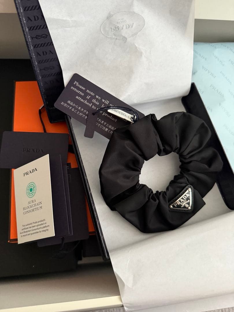 PRADA シュシュ　NYLON 完売品　NERO silver