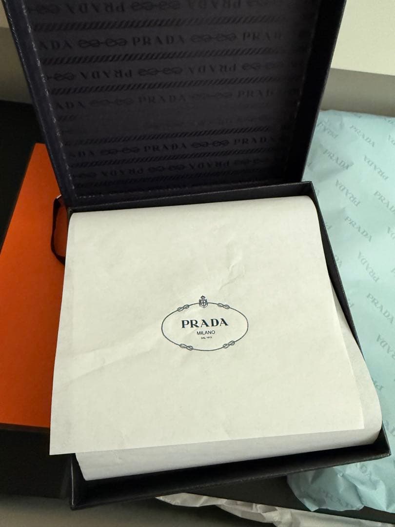 PRADA シュシュ　NYLON 完売品　NERO silver