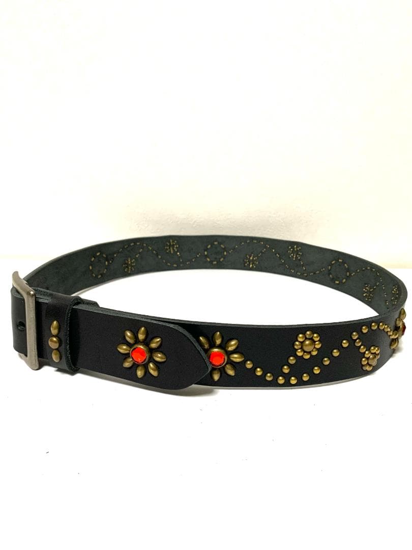 栃木レザー　フラワー型スタッズベルト　黒（レッドスポッツ）ヴィンテージタイプ