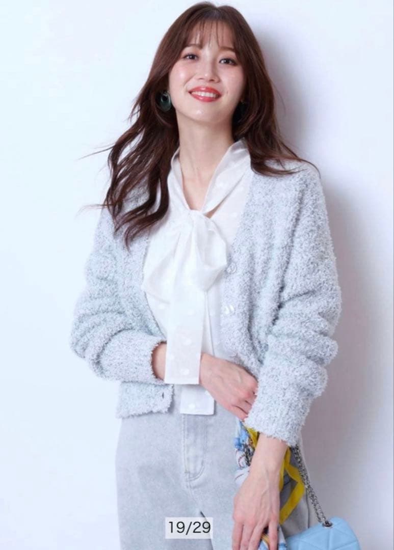 リボン付きホワイトシャツ