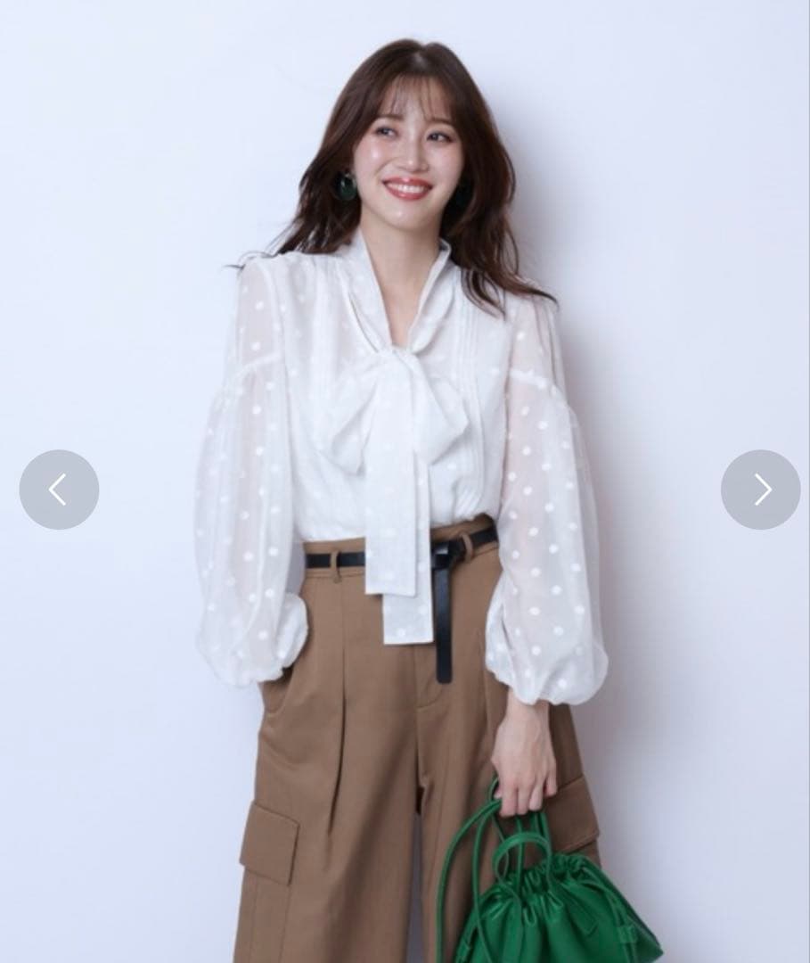 リボン付きホワイトシャツ