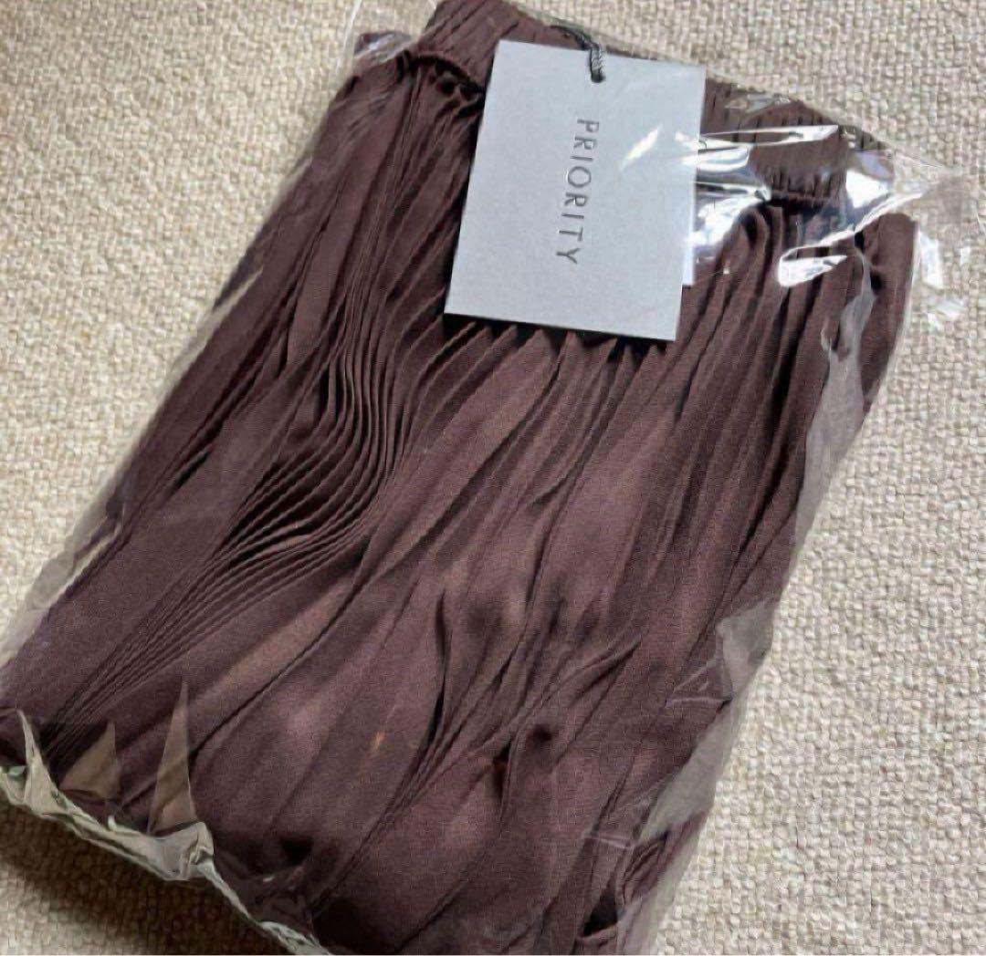 新品タグ付き❣️PRIORITY プリ ーツパンツこげ茶 Mal.レレレさ ん