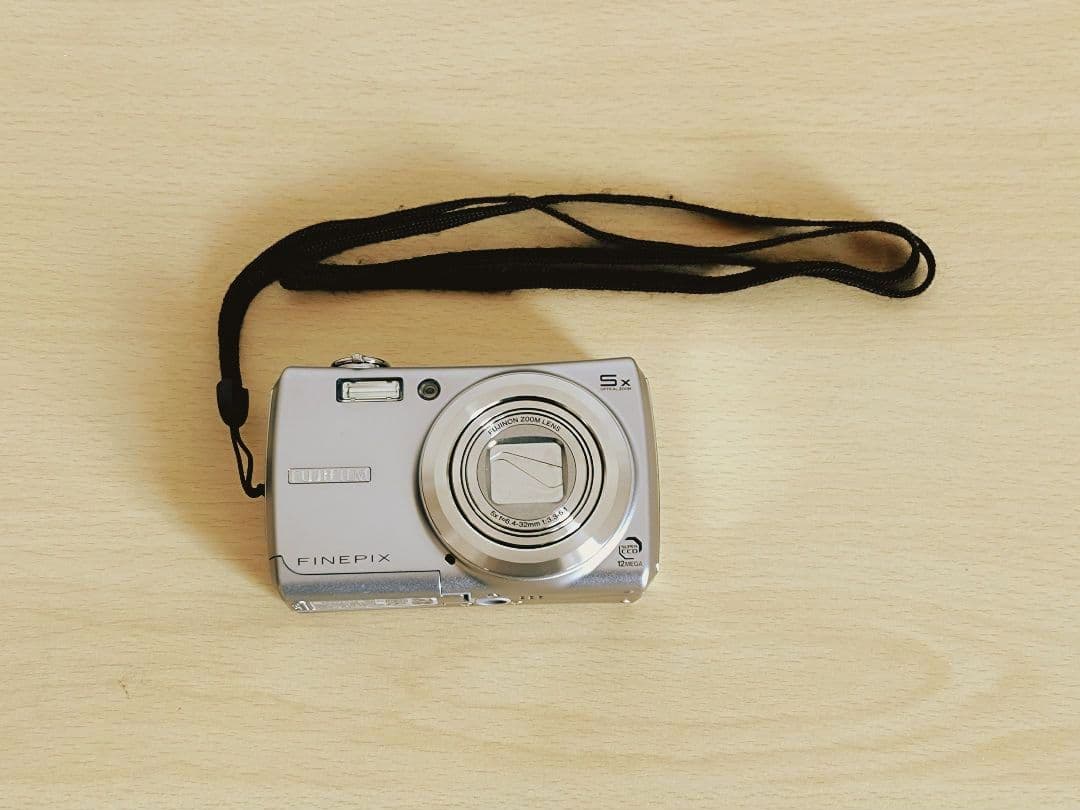 FINEPIX F100 シルバー コンパクトデジタルカメラ
