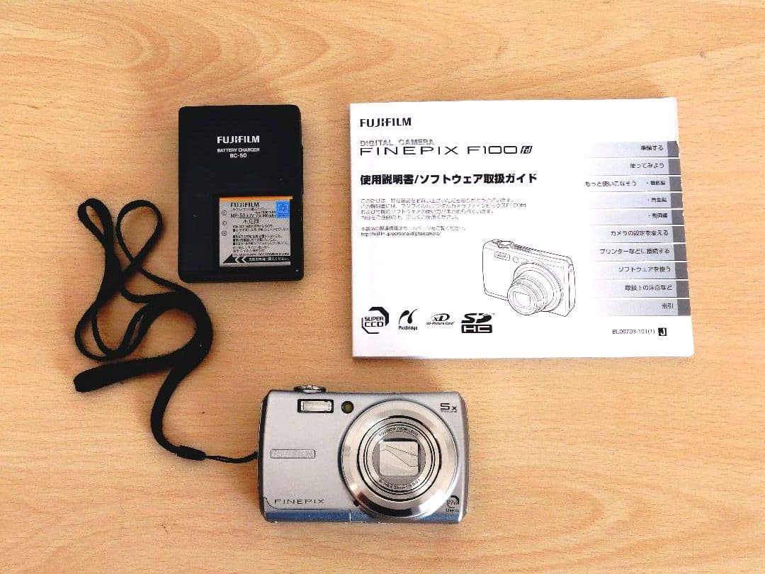 FINEPIX F100 シルバー コンパクトデジタルカメラ