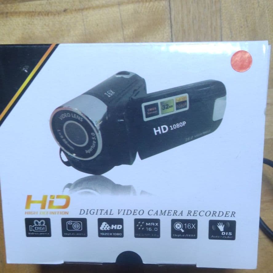 デジカメ    本体  6cm × 10.5cm × 5.5cm