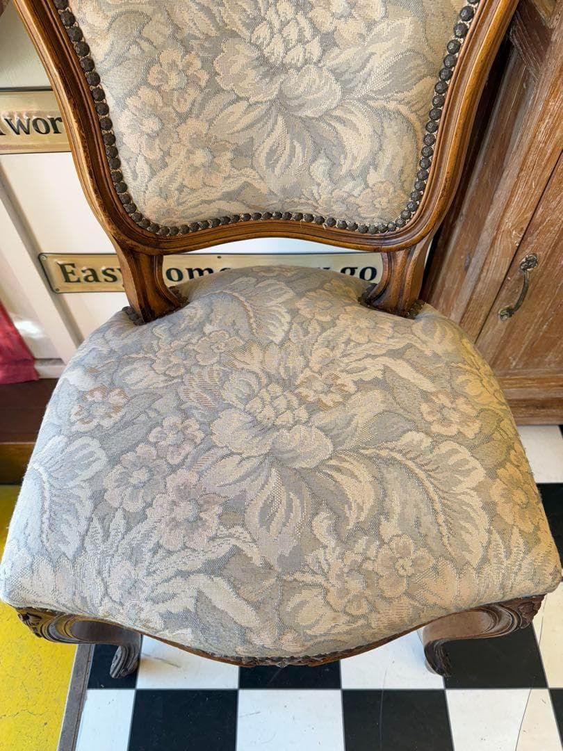 バルーンバックチェア チェア 椅子 アンティーク調　鋲打ち