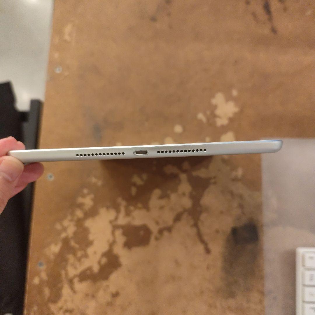 Apple iPad シルバー 本体　第６世代