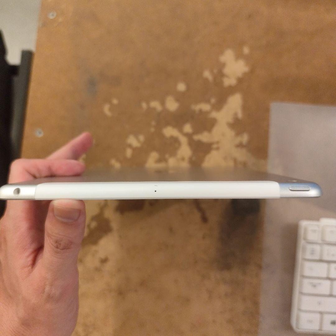 Apple iPad シルバー 本体　第６世代