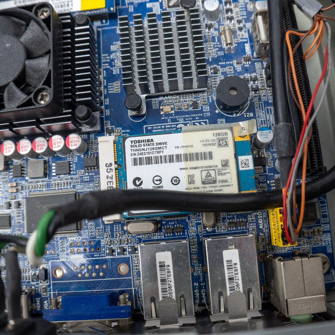 Giada N70E-DR V2 8G mem 128G SSD ITXケース