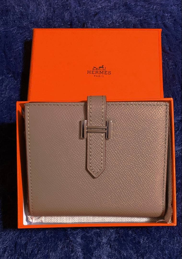 yuka　本革　２つ折り財布