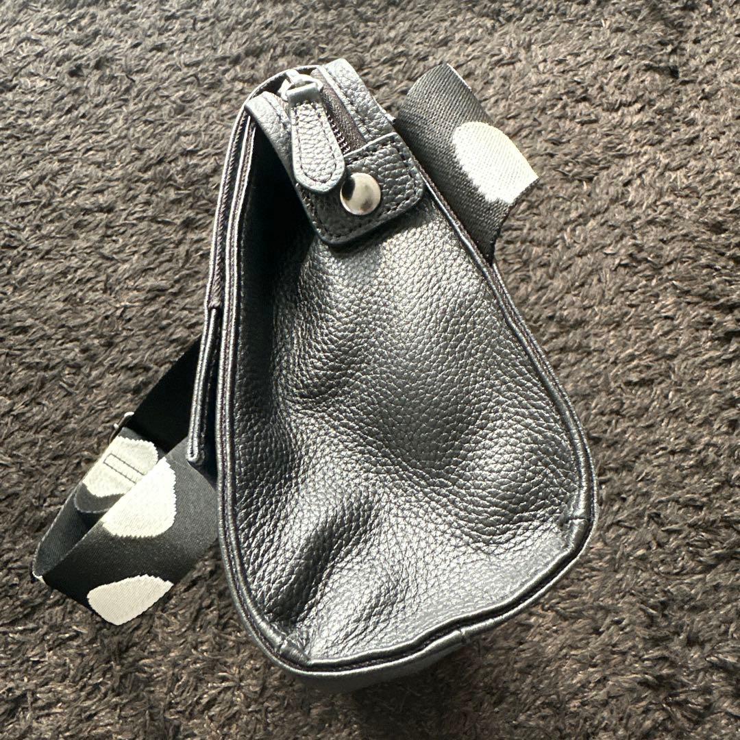 イアパピヨネ　本革　柄ワイドテープショルダーバッグ　ボディバッグ