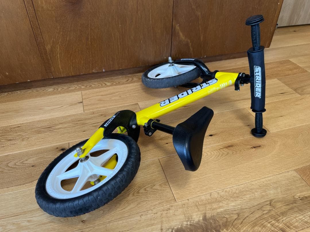 ストライダー スポーツモデル イエロー カスタムホイール ホワイト 新品タイヤ付