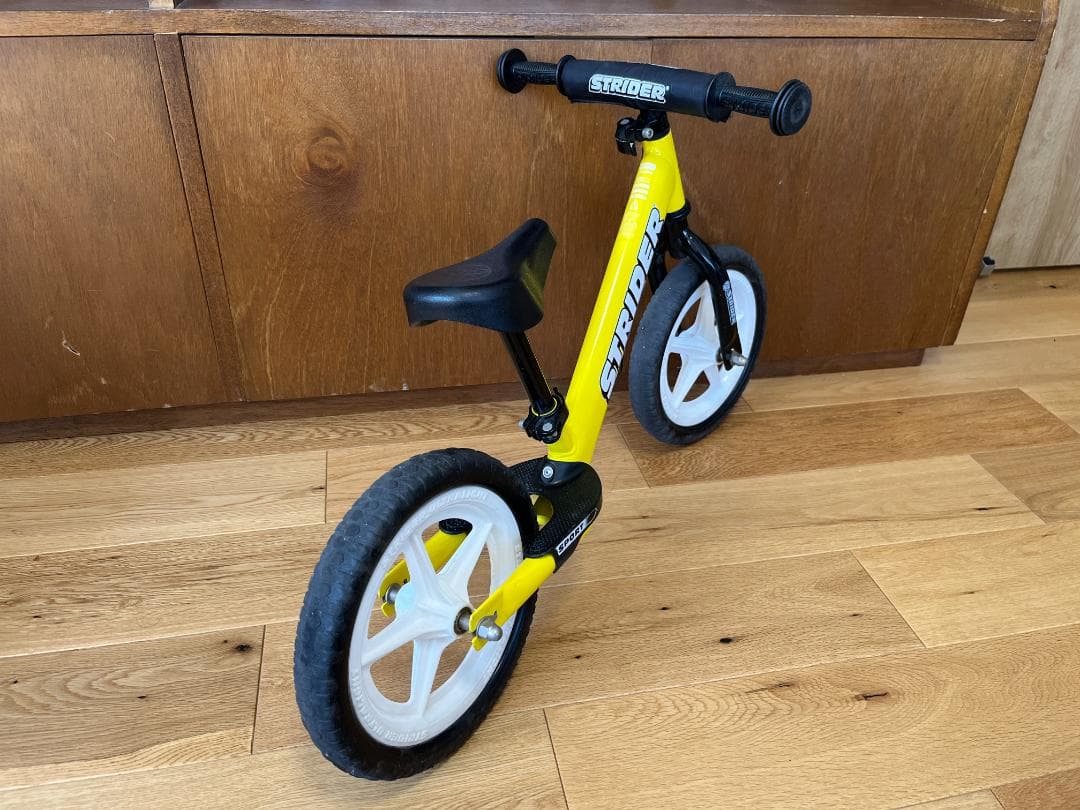 ストライダー スポーツモデル イエロー カスタムホイール ホワイト 新品タイヤ付