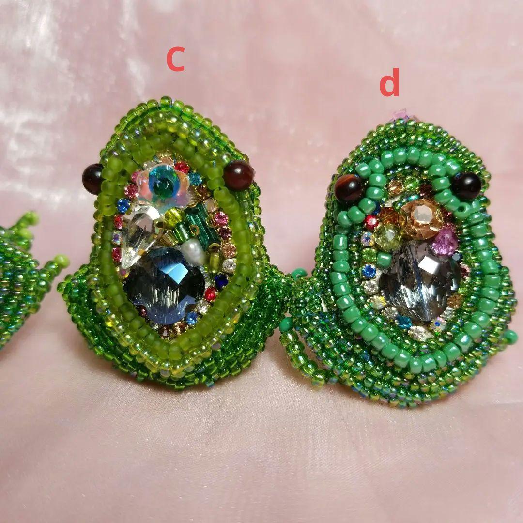 キラキラ カエル、ワニ立体アニマル　ビーズ刺繍ブローチ