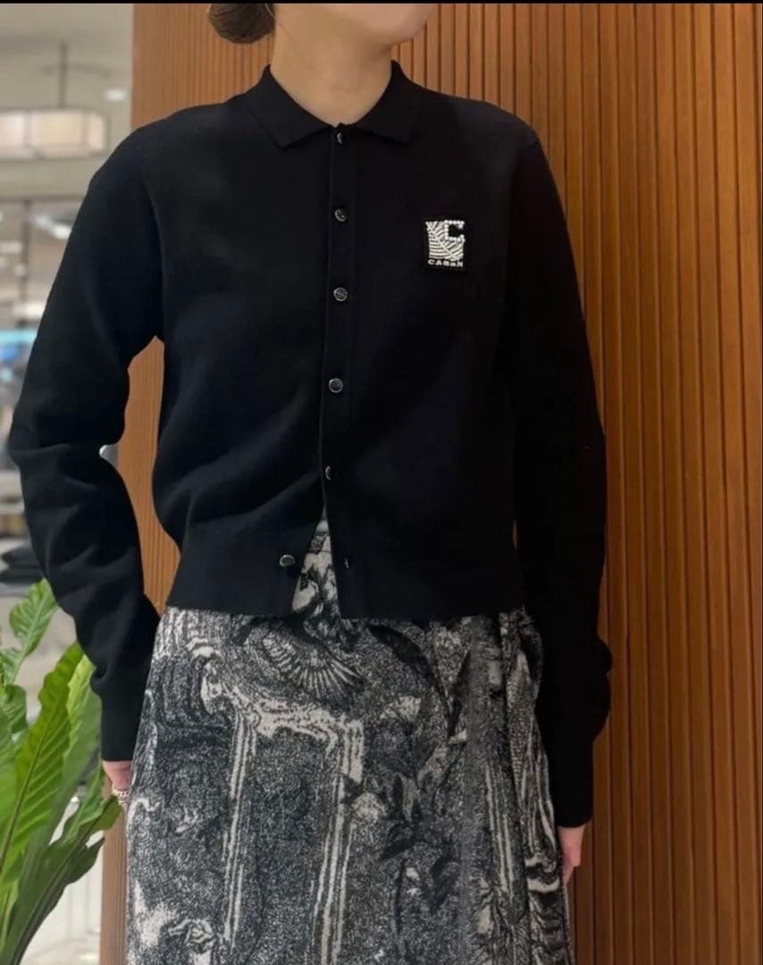 caban コットンカシミヤ パールロゴポロカーディガン ブラック