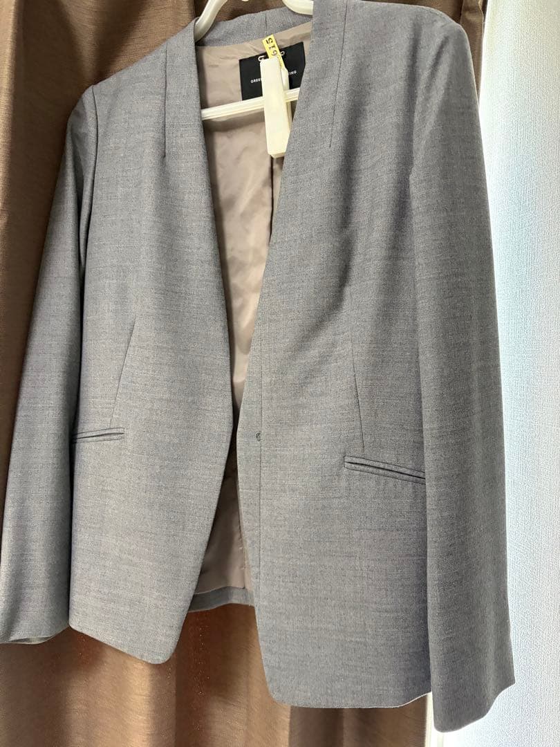 グレー ノーカラー パンツスーツ　greeen label relaxing