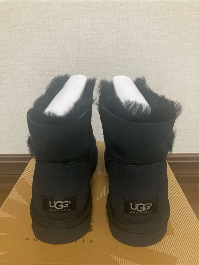 【未使用品】UGG ミニベイリーボタン ブラックムートンブーツ