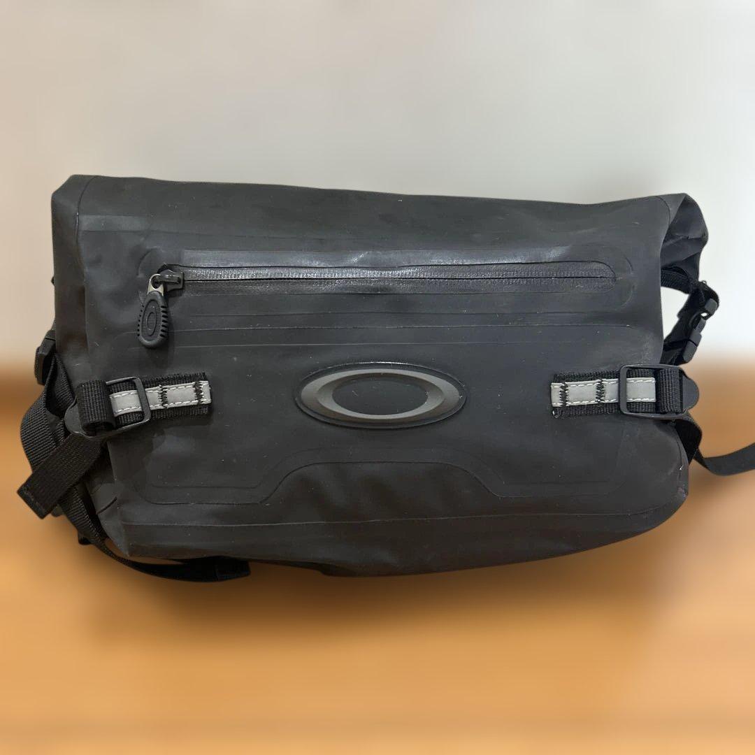 美品00s Y2K OAKLEY オークリー 防水 メッセンジャーバッグ