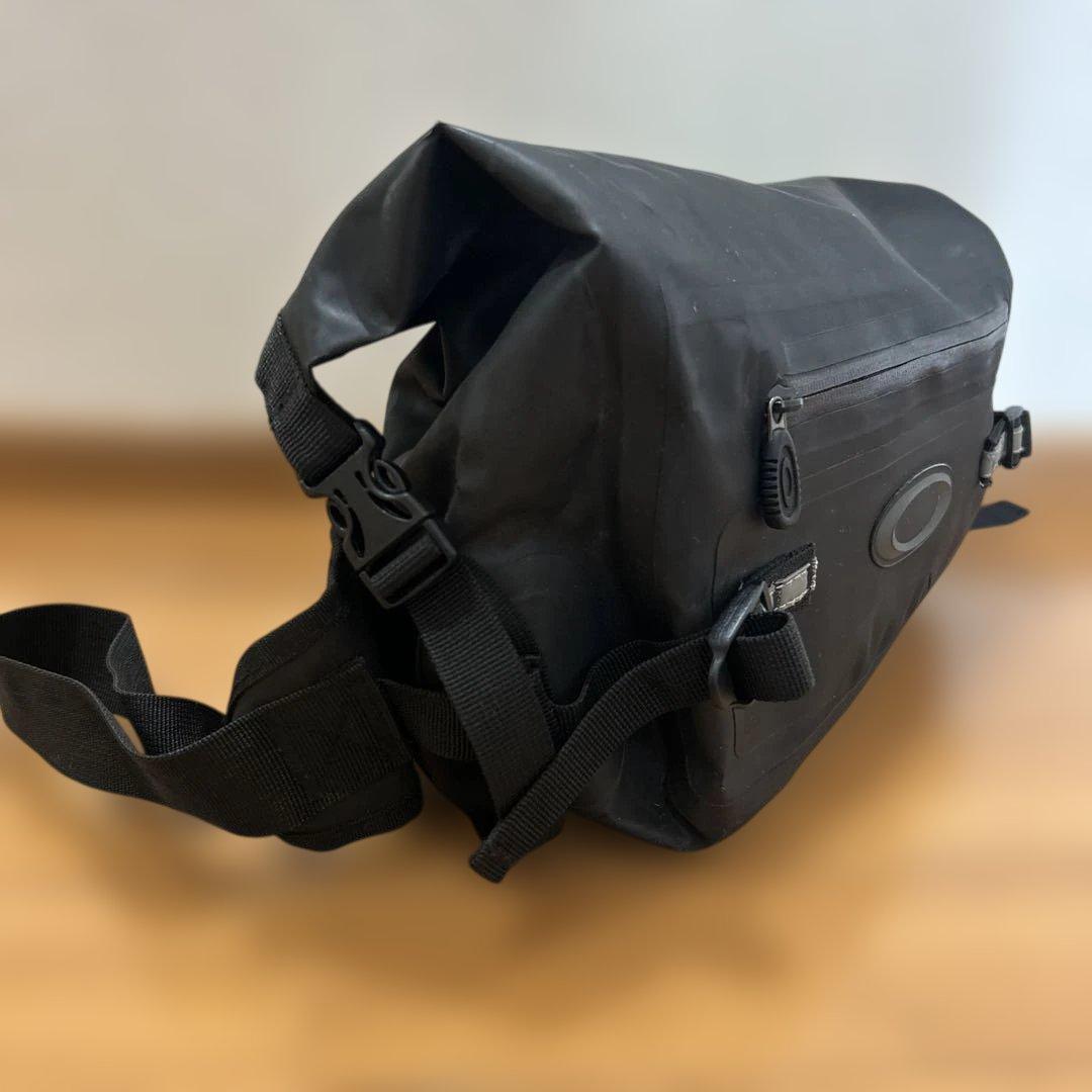 美品00s Y2K OAKLEY オークリー 防水 メッセンジャーバッグ