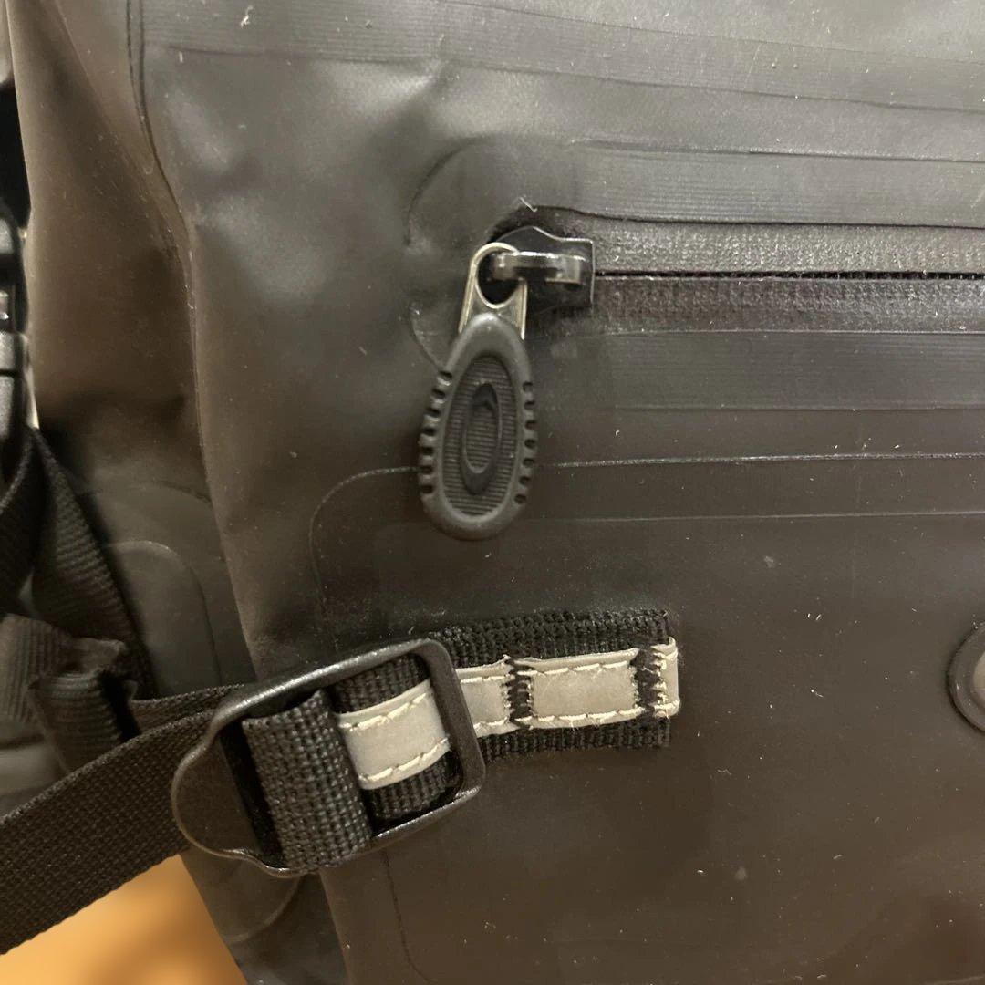 美品00s Y2K OAKLEY オークリー 防水 メッセンジャーバッグ