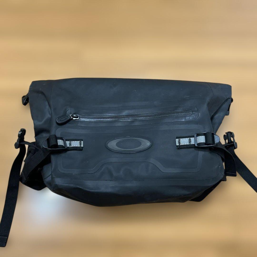 美品00s Y2K OAKLEY オークリー 防水 メッセンジャーバッグ