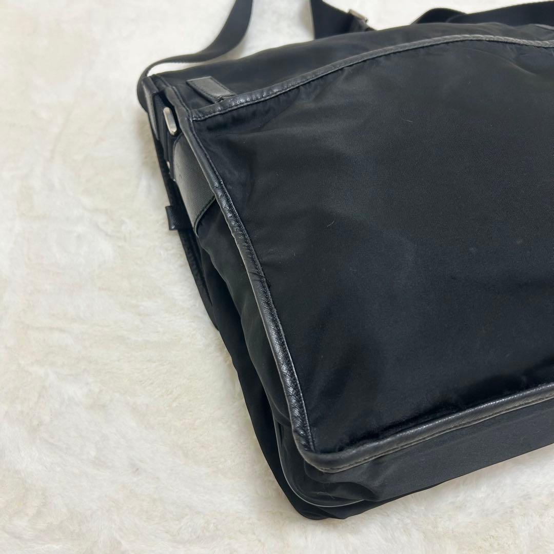プラダ　メッセンジャーバッグ　三角ロゴ　ナイロン　レザー　ブラック　斜め掛け