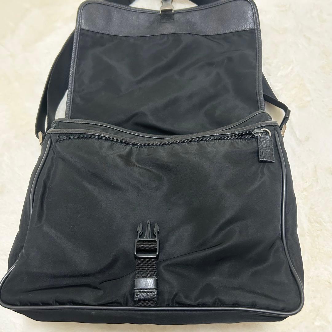 プラダ　メッセンジャーバッグ　三角ロゴ　ナイロン　レザー　ブラック　斜め掛け