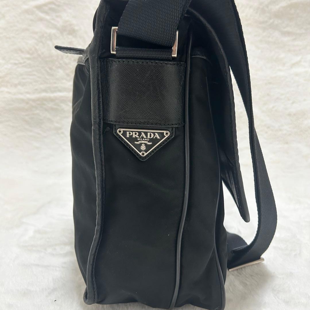 プラダ　メッセンジャーバッグ　三角ロゴ　ナイロン　レザー　ブラック　斜め掛け