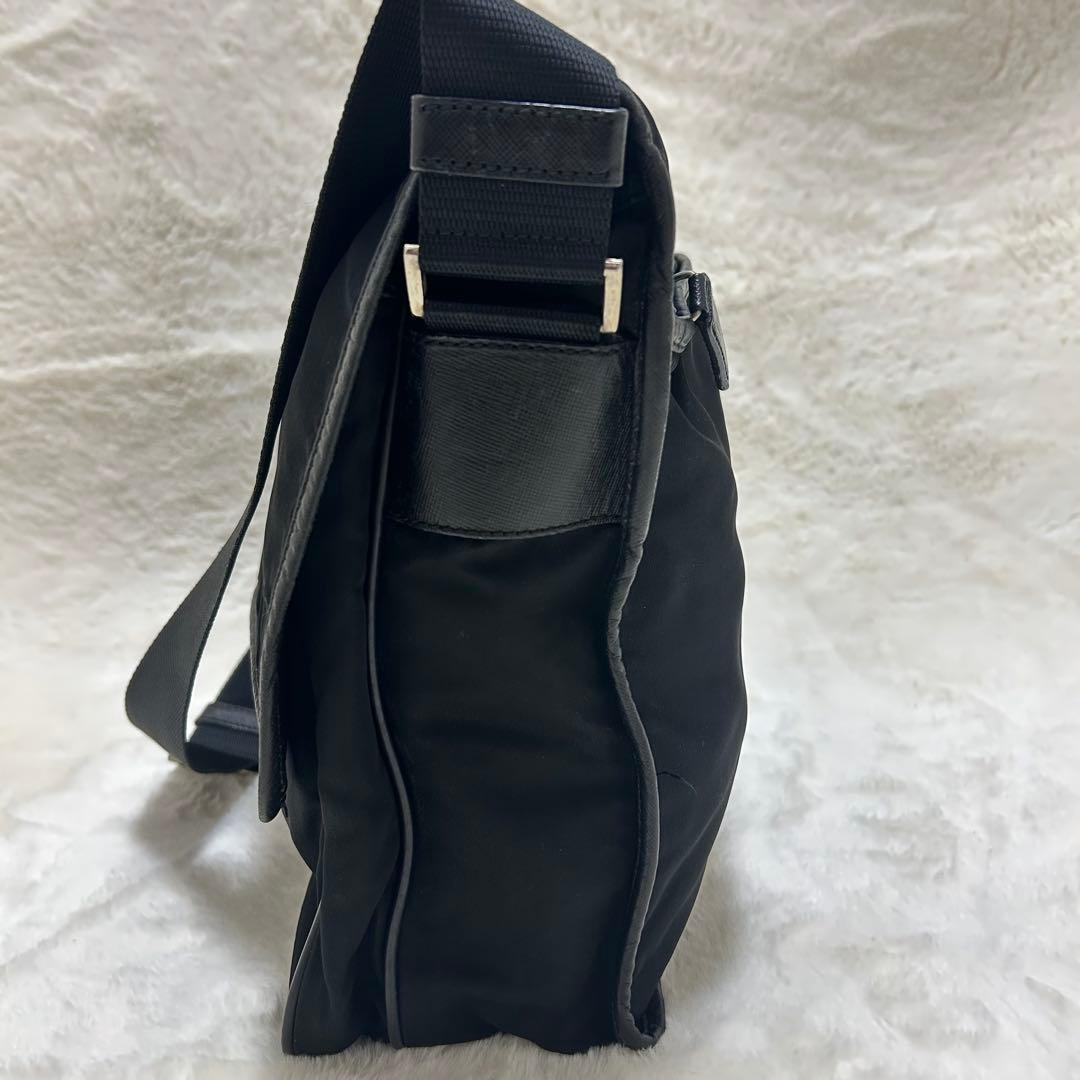 プラダ　メッセンジャーバッグ　三角ロゴ　ナイロン　レザー　ブラック　斜め掛け