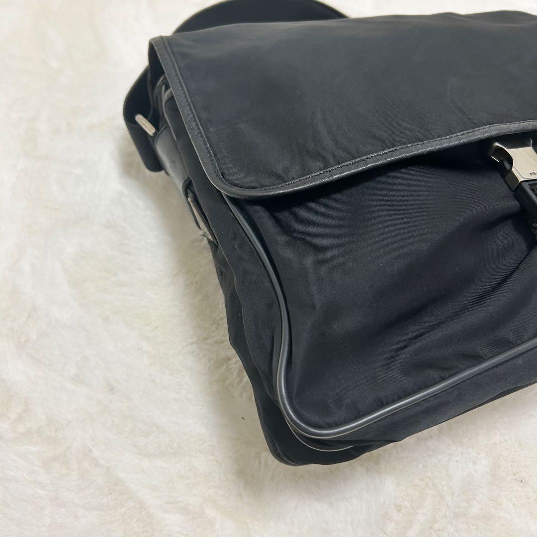 プラダ　メッセンジャーバッグ　三角ロゴ　ナイロン　レザー　ブラック　斜め掛け
