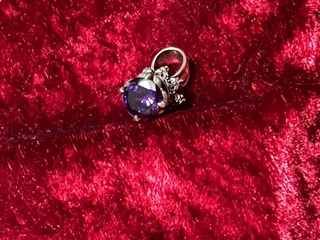 ジャスティンデイビス　ペンダントトップ　クラウン　パープル