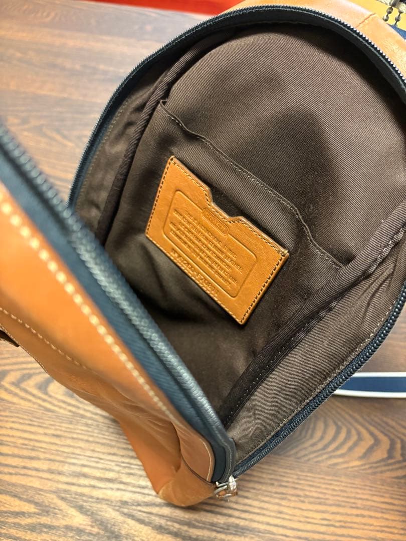 COACH ブラウンレザーボディバッグ