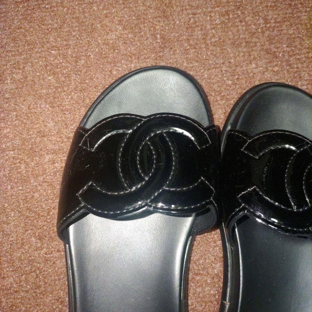 CHANEL ブラック ロゴ サンダル 37C