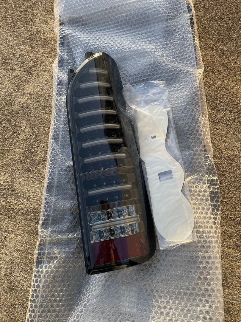 ヴァレンティ　ハイエース　スモークテールランプ運転席側のみ　未使用