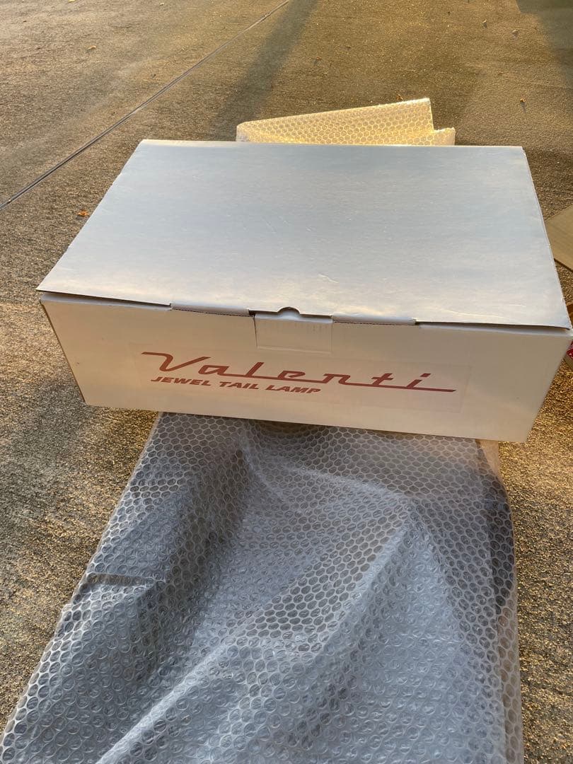 ヴァレンティ　ハイエース　スモークテールランプ運転席側のみ　未使用