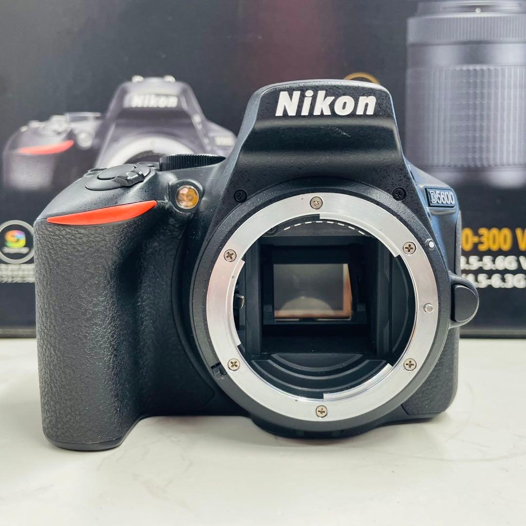 Nikon  D5600 18-140 VR レンズキット ショット数1,684