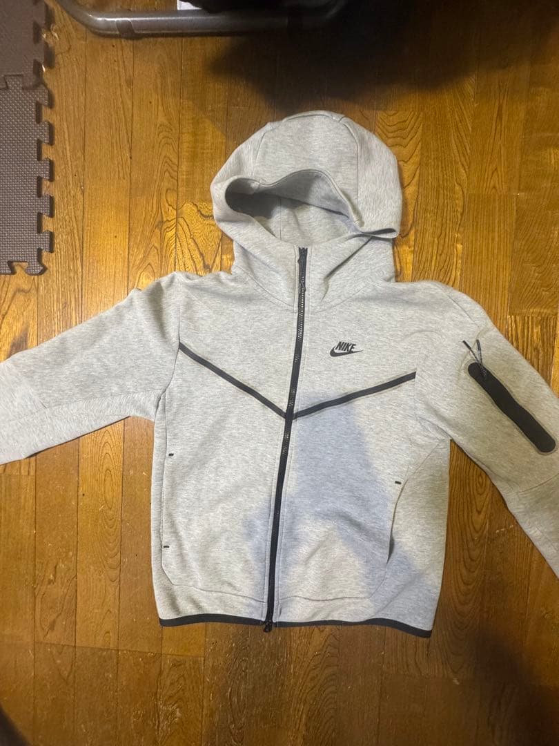 NIKEテックフリースS ルイルイ