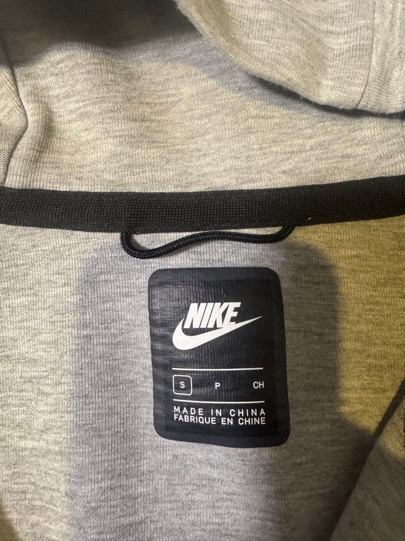 NIKEテックフリースS ルイルイ