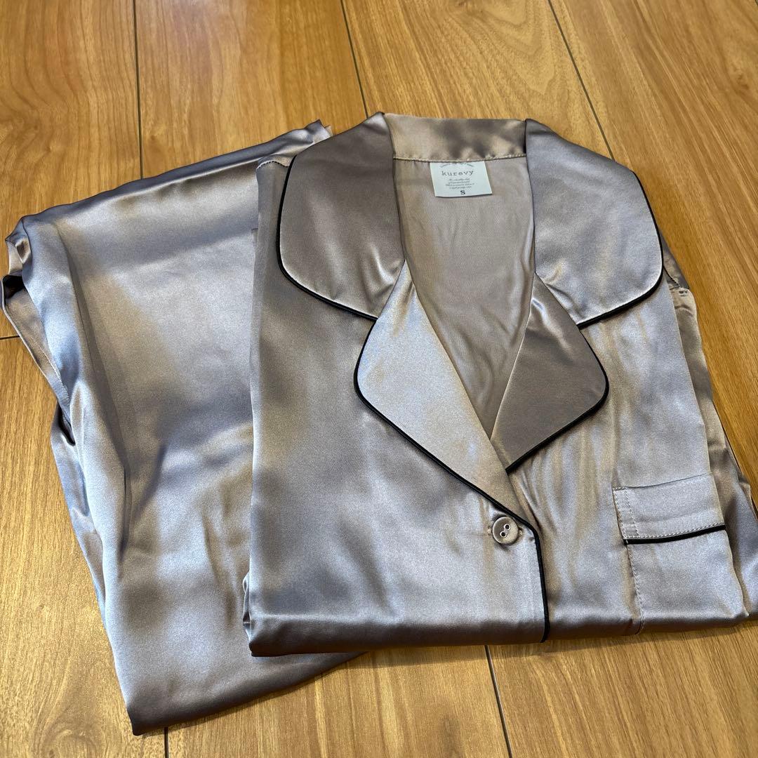【新品未使用】kurevy レディース 高級シルクパジャマ シルバー S