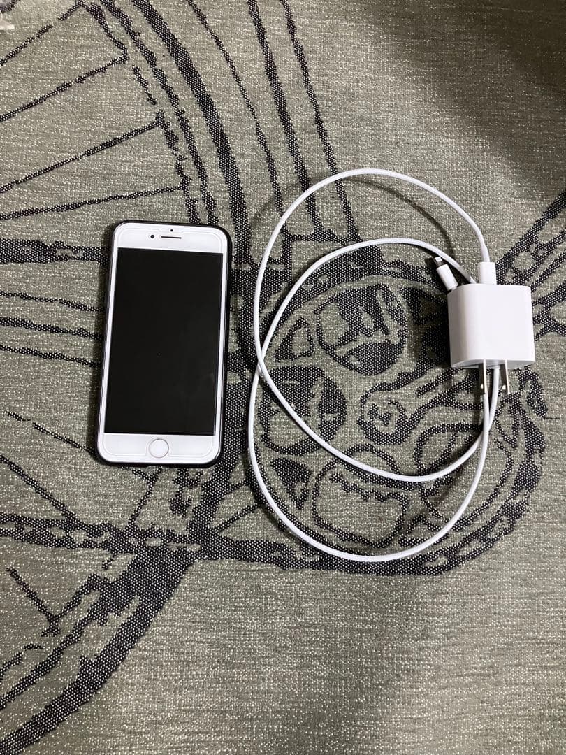 Apple iPhone 8シルバー　充電器付き