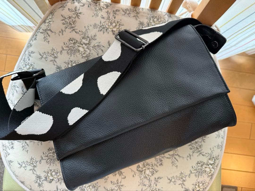 イアパピヨネ　ワイドテープショルダーバッグ　ボディバッグ　ダルメシアン