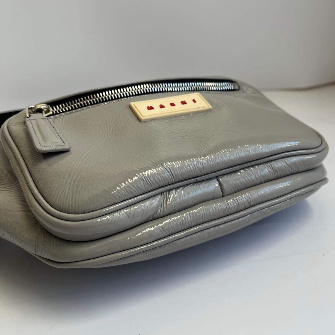 ✨未使用品✨　MARNI ウエストポーチ　パテント　エナメル　グレー　近年モデル