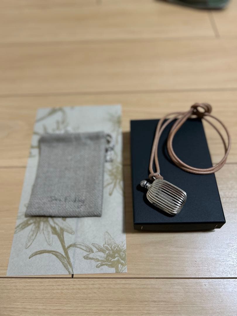 Sara Finchley サラフィンチリー　\"Perfume bottle\"