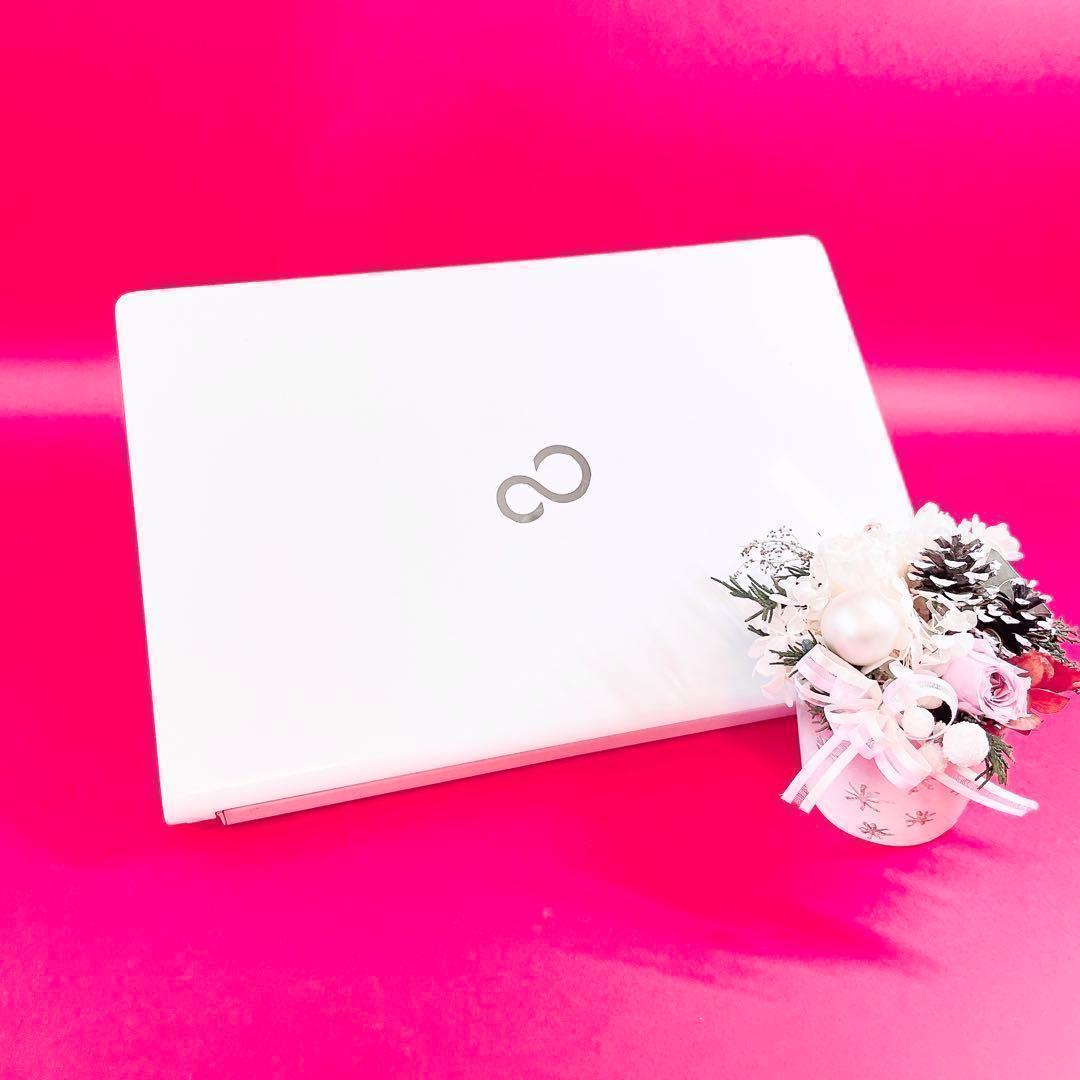 小型軽量❣️タッチパネル✨️可愛い白薄型ノートパソコン✨️カメラ付きサクサク快適SSD