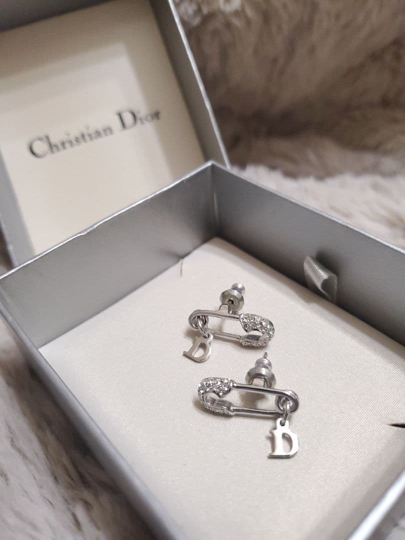 Christian Dior ピンモチーフピアス