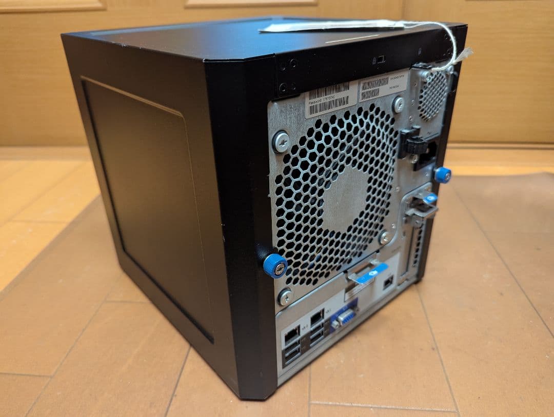 HP ProLiant MicroServer Gen8 本体