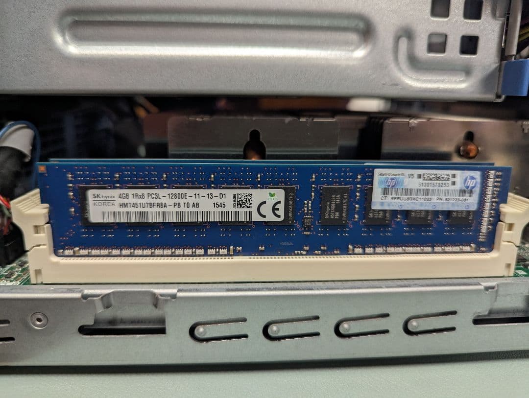 HP ProLiant MicroServer Gen8 本体