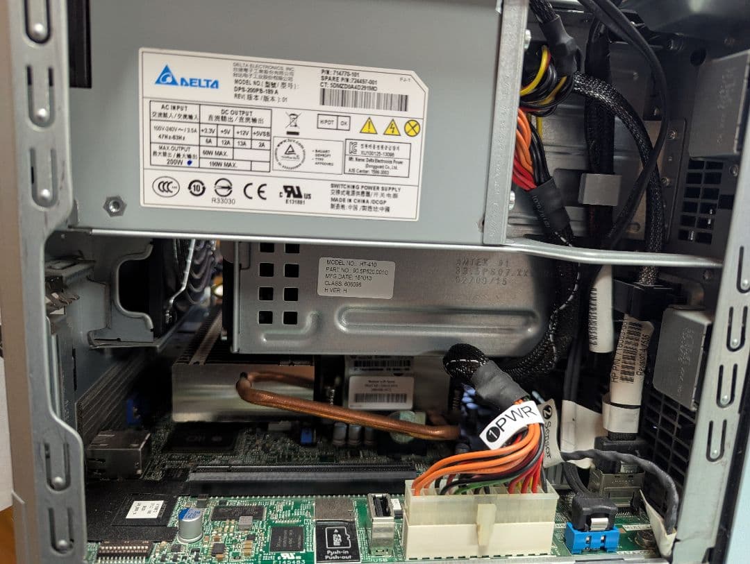 HP ProLiant MicroServer Gen8 本体