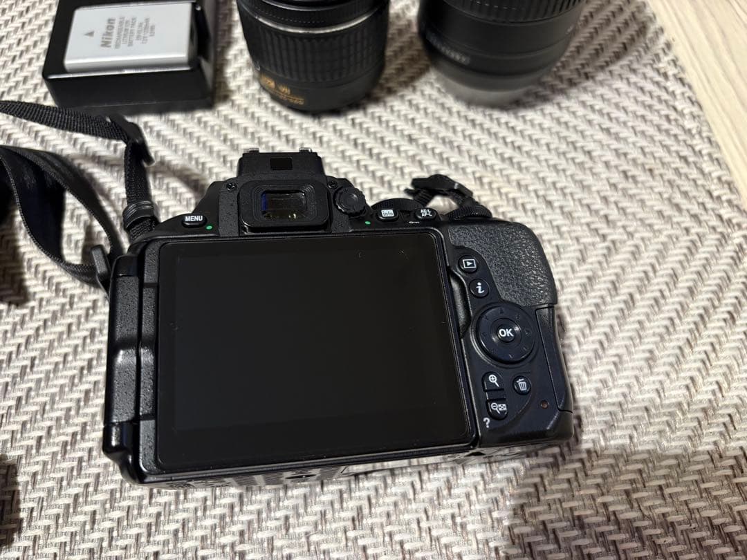 Nikon D5000 デジタル一眼レフカメラ　ダブルズームキット